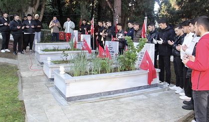 Sinop'ta gönüllü üniversite öğrencileri şehit mezarlarını temizledi