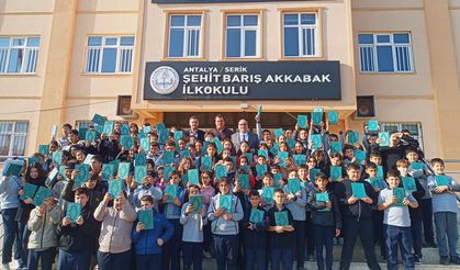 Serik’te öğrencilere Kur’an-ı Kerim hediye edildi