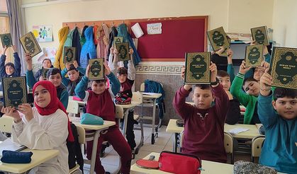 Anamur'da öğrencilere Kur'an hediye edildi