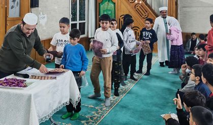 Osmaniye'de çocuklar teravihte yarışıyor