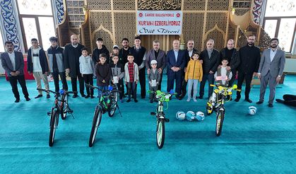 Tuşba'da camiye gelen çocuklar ödüllendirildi