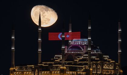 Büyük Çamlıca Camii ve ay