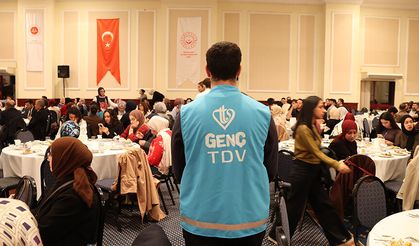 İzmir'de üniversiteli gençler iftarda buluştu