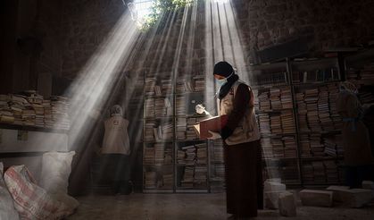 Gazze’de Büyük Ömeri Camii Kütüphanesi’nde hasar gören eserler kurtarılıyor
