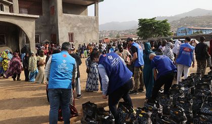 TDV, Sierra Leone'de ihtiyaç sahiplerine gıda kolisi dağıttı