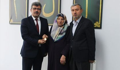 Evlilik altınlarını Kur'an kursu inşaatına bağışladı