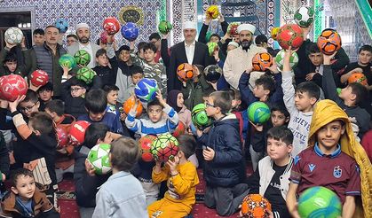 Ortahisar'da camiye gelen çocuklar ödüllendirildi