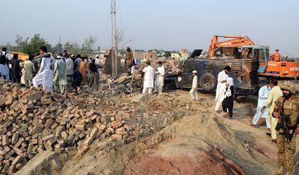 Pakistan'da düzenlenen intihar saldırısında 15 polis hayatını kaybetti