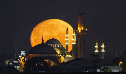 Büyük Mecidiye Camii ve dolunay