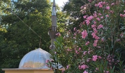 Dünyanın en küçük camisi ziyaretçilerini ağırlıyor