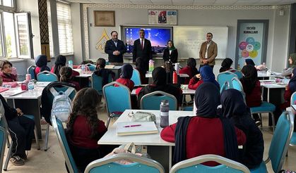 Ağrı'da kız öğrenciler örgün eğitimle hafızlık eğitimi alıyor