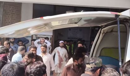 Pakistan'da cami yakınında bombalı saldırı
