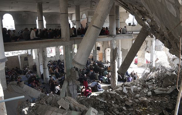 Gazze'deki cami enkazında cuma namazı kılındı