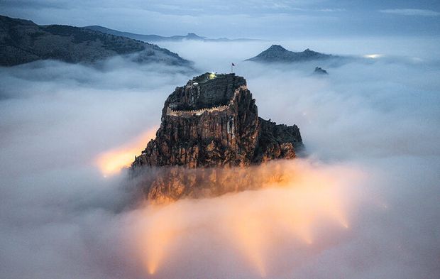 Afyonkarahisar Kalesi, sisin arasında yükseldi