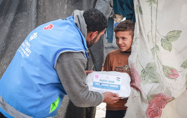 TDV, Gazze'de Filistinlilere yemek dağıttı