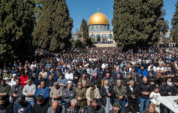 İşgale rağmen ramazan ayının ilk cuması Aksa'da kıldı