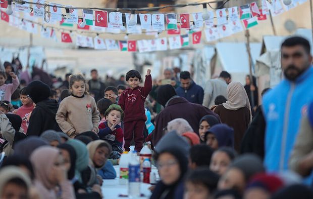 TDV, Gazze’de iftar sofrası kurdu