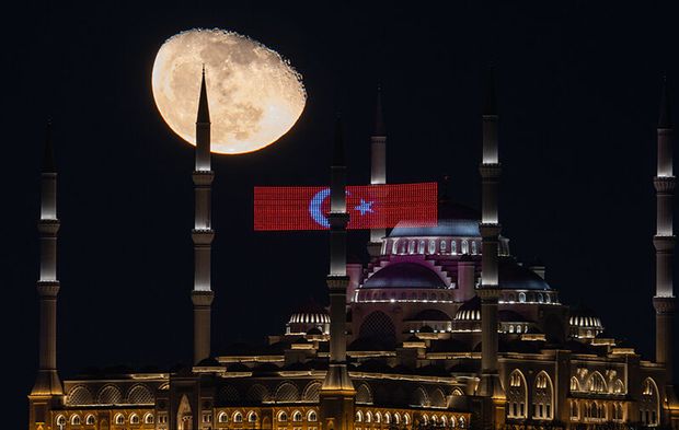 Büyük Çamlıca Camii ve ay