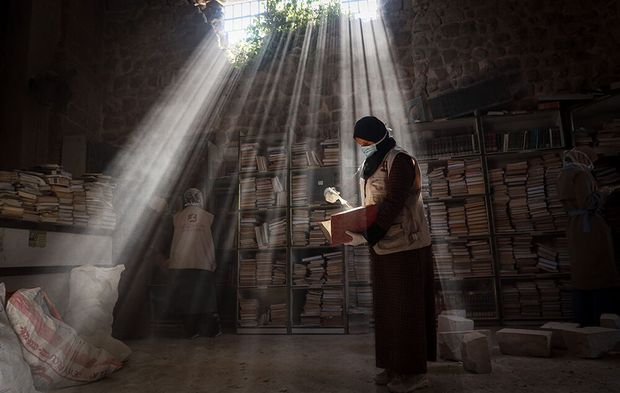 Gazze’de Büyük Ömeri Camii Kütüphanesi’nde hasar gören eserler kurtarılıyor