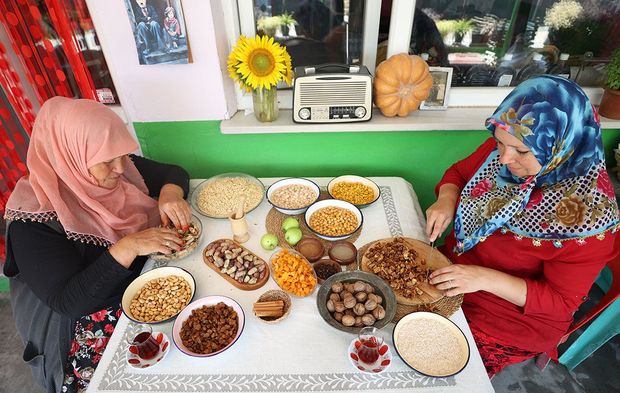 Aşure kazanları bolluk ve bereket için kaynıyor