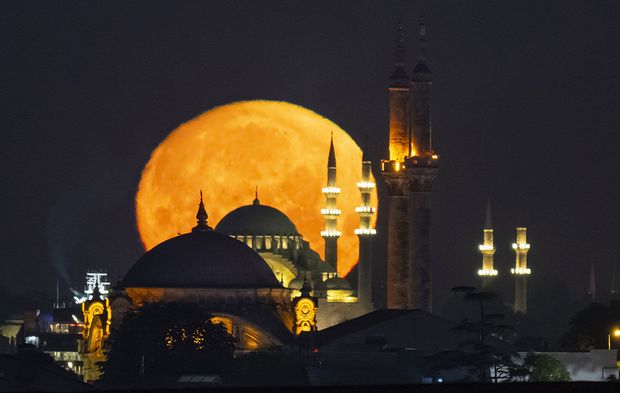 Büyük Mecidiye Camii ve dolunay