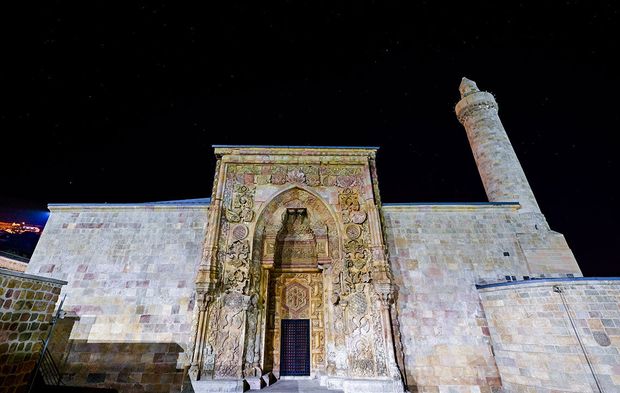 Motif motif işlenen taşlarda gölgeler yüzyıllardır kıyama duruyor