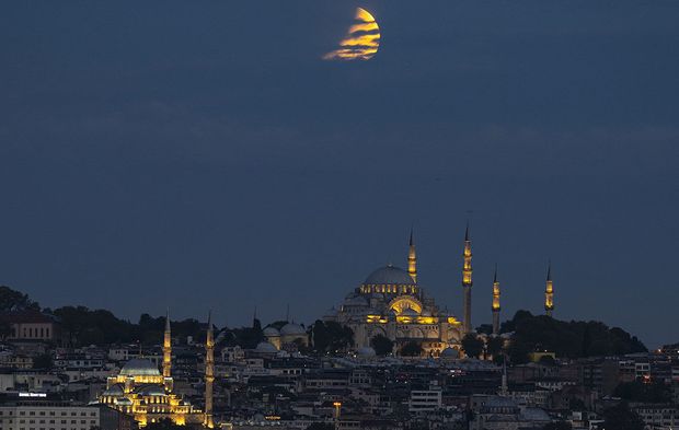 İstanbul'da parçalı ay tutulması