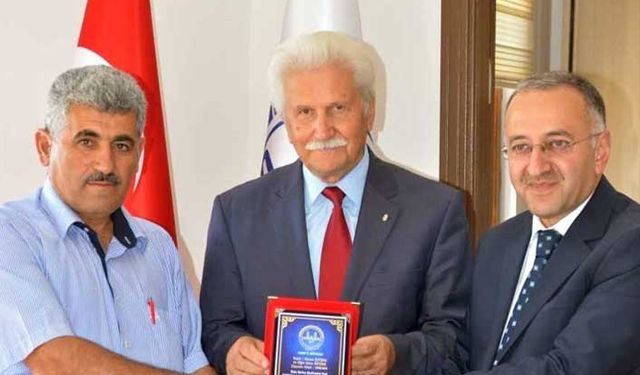 Hayırsever Vatandaşlara Plaket Takdimi