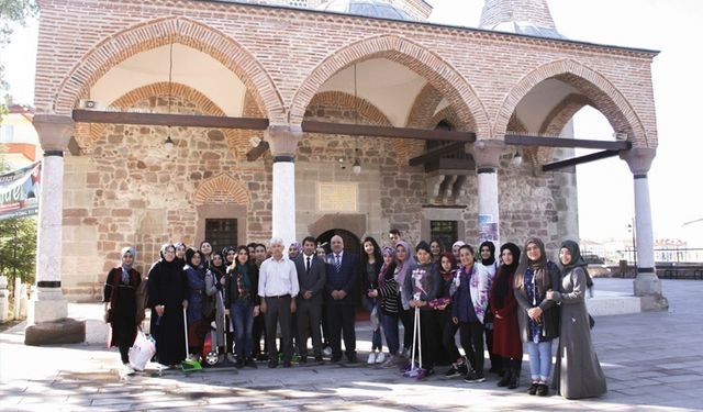 Üniversiteli öğrencilerden örnek davranış