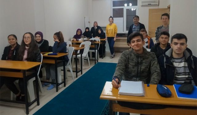 Camiye gelen gençlere İngilizce ve matematik dersi