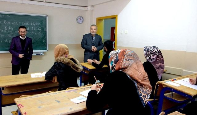 Mevlid-i Nebi Gençlik Bilgi Yarışması'na katılan gençlere ödül üstüne ödül