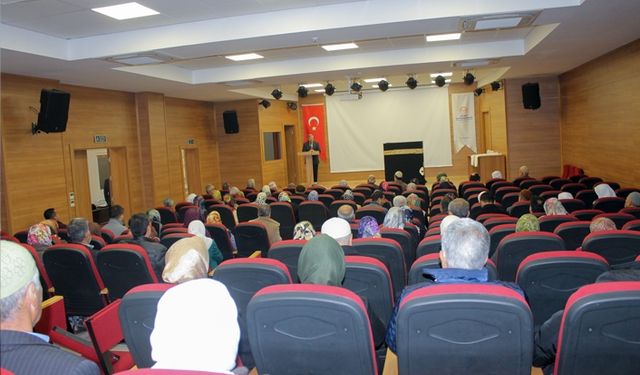 Müftülük umre ziyareti için yola çıkacak adaylara seminer düzenledi