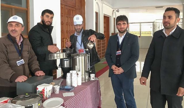 Gençler ihtiyaç sahibi aileler için kermes düzenledi