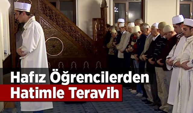 Hafız öğrencilerden hatimle teravih