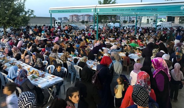 Hilal Camii'nde çocuklarla iftar