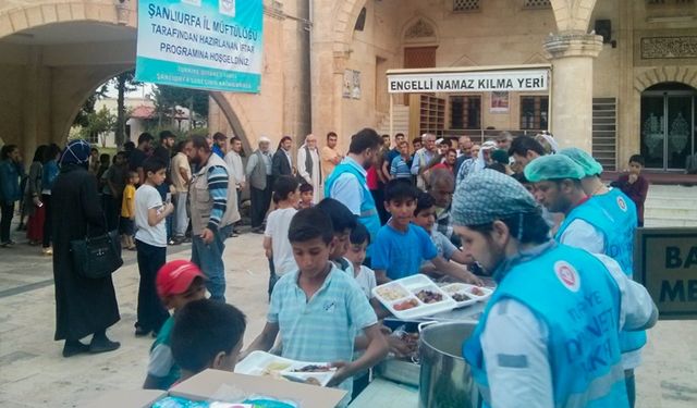 Eyüp Peygamber Camii'nde her gün iftar veriliyor