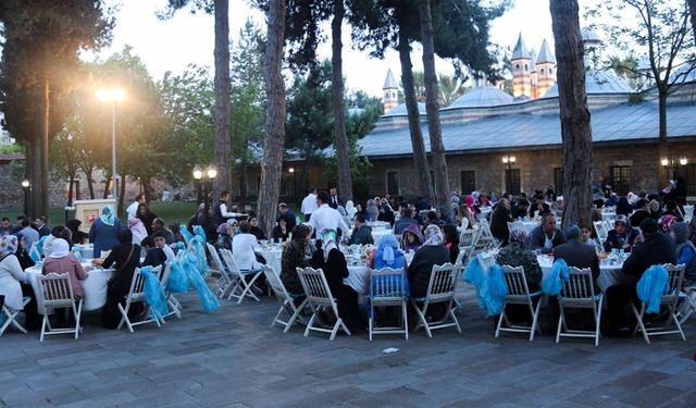 Sevgi evlerinde iftar programı