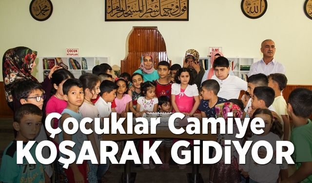 Çocuklar camiye koşarak gidiyor