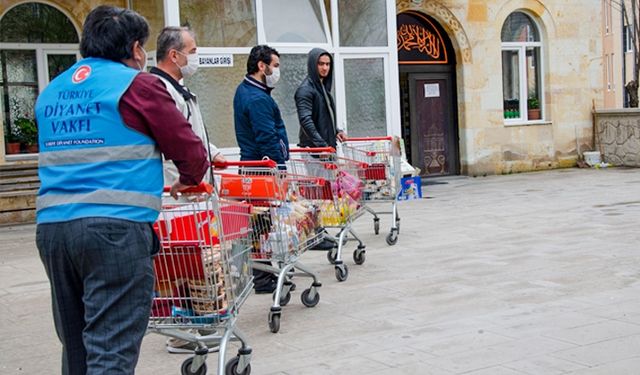 Cemaatle namaza ara verilen camiler ihtiyaç sahiplerine açıldı