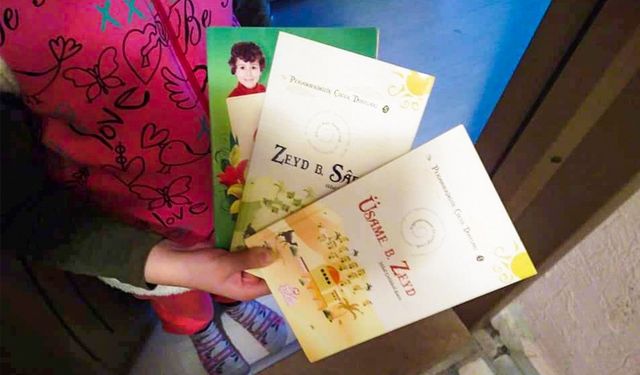 Diyanet Gençlik bisikletle evlere kitap dağıttı