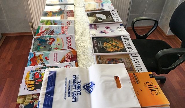 Kur'an kursu öğreticileri komşularına Diyanet dergisi hediye ediyor