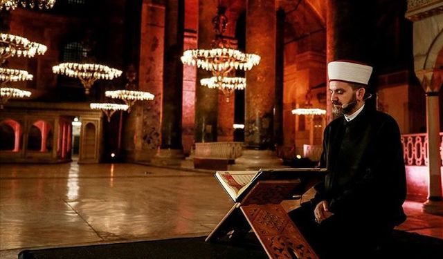 Ayasofya'da Fetih Suresi okundu