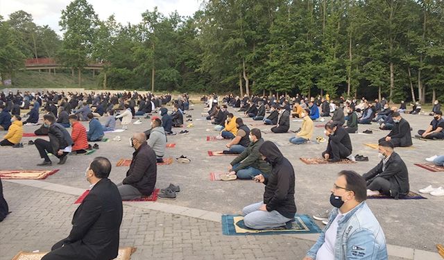 Cami bahçesinde bayram namazı kılındı