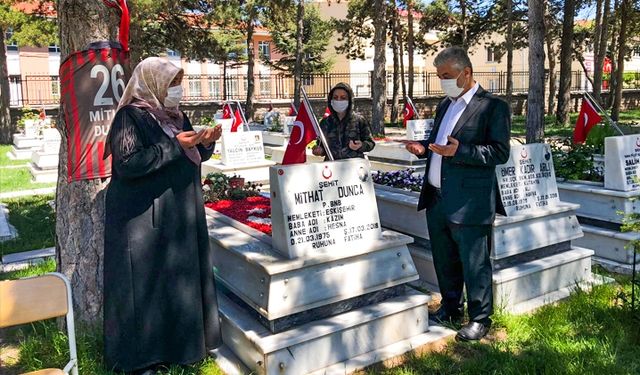 Anneler gününde şehit anneleriyle birlikte şehitlikler ziyaret edildi