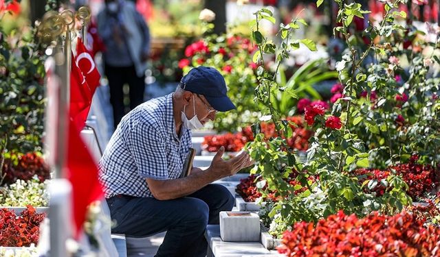 Şehitliklerde bayram ziyareti