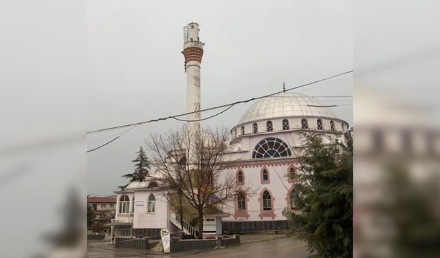 Şiddetli rüzgar nedeniyle bazı cami minarelerinde hasar oluştu