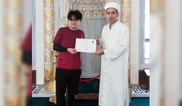 İslam’ın anne-babaya verdiği değerden etkilenip Müslüman oldu
