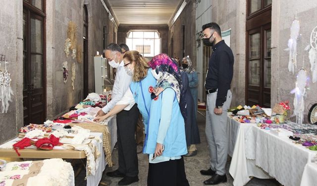 İzmir'de 'Gönül Kütüphanesi' için kermes düzenlendi