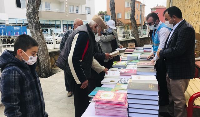 Cami önüne kitap standı açıldı