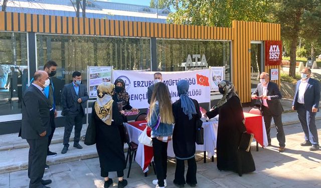 Üniversiteli gençlerden müftülük standına yoğun ilgi